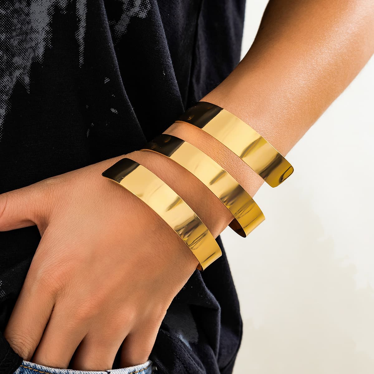 Spiral-style Minimalist Personalized Retro Bracelet With A Wide Band And An Open Design